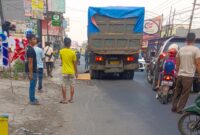 Seorang pengendara motor meninggal dunia usai dihantam truk tanah di jalan raya Padalarang Bandung Barat, Rabu (2405).