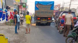 Seorang pengendara motor meninggal dunia usai dihantam truk tanah di jalan raya Padalarang Bandung Barat, Rabu (2405).