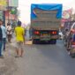 Seorang pengendara motor meninggal dunia usai dihantam truk tanah di jalan raya Padalarang Bandung Barat, Rabu (2405).