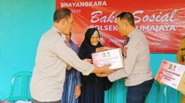 Kapolsek Tarumajaya, AKP Akhmadi beserta jajaran membagikan puluhan paket sembako kepada warga Kecamatan Tarumajaya (foto: Polsek Tarumajaya)