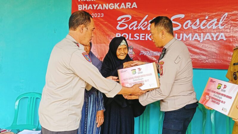 Kapolsek Tarumajaya, AKP Akhmadi beserta jajaran membagikan puluhan paket sembako kepada warga Kecamatan Tarumajaya (foto: Polsek Tarumajaya)