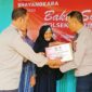 Kapolsek Tarumajaya, AKP Akhmadi beserta jajaran membagikan puluhan paket sembako kepada warga Kecamatan Tarumajaya (foto: Polsek Tarumajaya)