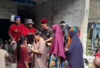 Jurpala Indonesia dan Bader Management membagikan 150 bungkus daging sapi kurban kepada warga sekitar (foto: dok. Jurpala Indonesia) 