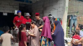 Jurpala Indonesia dan Bader Management membagikan 150 bungkus daging sapi kurban kepada warga sekitar (foto: dok. Jurpala Indonesia) 