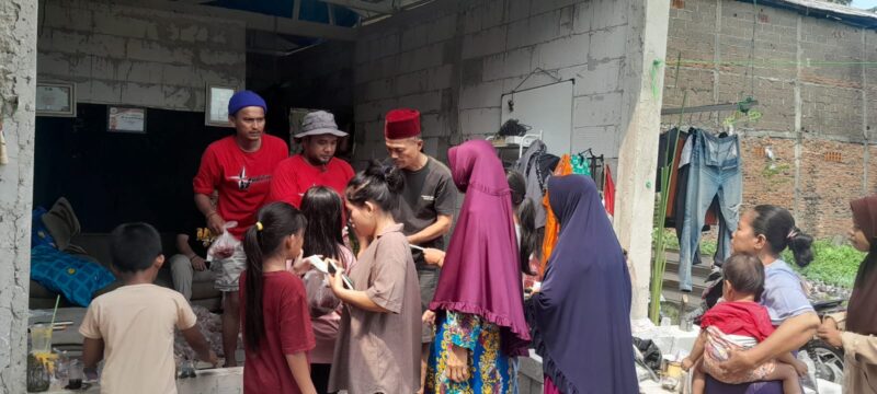 Jurpala Indonesia dan Bader Management membagikan 150 bungkus daging sapi kurban kepada warga sekitar (foto: dok. Jurpala Indonesia) 