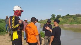Petugas kembali melakukan pencarian korban yang hanyut di sungai Citarum saat membersihkan jeroan hewan kurban. (foto: istimewa)