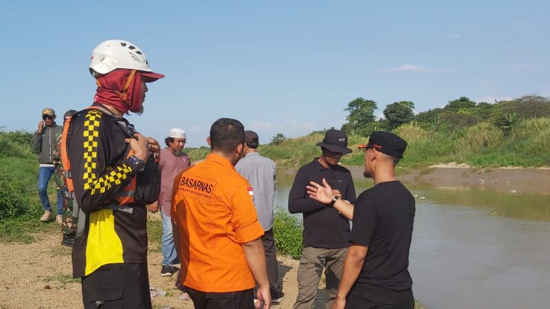 Petugas kembali melakukan pencarian korban yang hanyut di sungai Citarum saat membersihkan jeroan hewan kurban. (foto: istimewa)