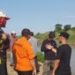 Petugas kembali melakukan pencarian korban yang hanyut di sungai Citarum saat membersihkan jeroan hewan kurban. (foto: istimewa)