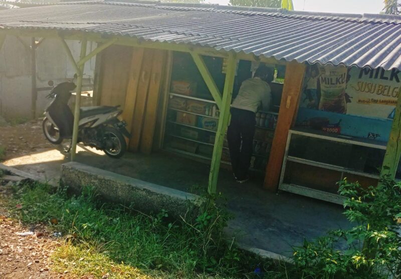 Warung diduga menjual obat terlarang, terpantau sejumlah remaja melakukan transaksi jual-beli di Desa Pasir Tanjung, Kecamatan Cikarang Pusat (foto: Ari)