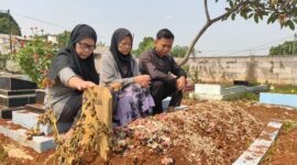 Keluarga almarhum Oni Wicaksono (36) warga Kampung Siluman RT05/RW01, Desa Mangunjaya, Kecamatan Tambun Selatan ziarah ke makam (foto: Abdul Kholilulloh)