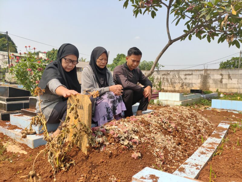 Keluarga almarhum Oni Wicaksono (36) warga Kampung Siluman RT05/RW01, Desa Mangunjaya, Kecamatan Tambun Selatan ziarah ke makam (foto: Abdul Kholilulloh)
