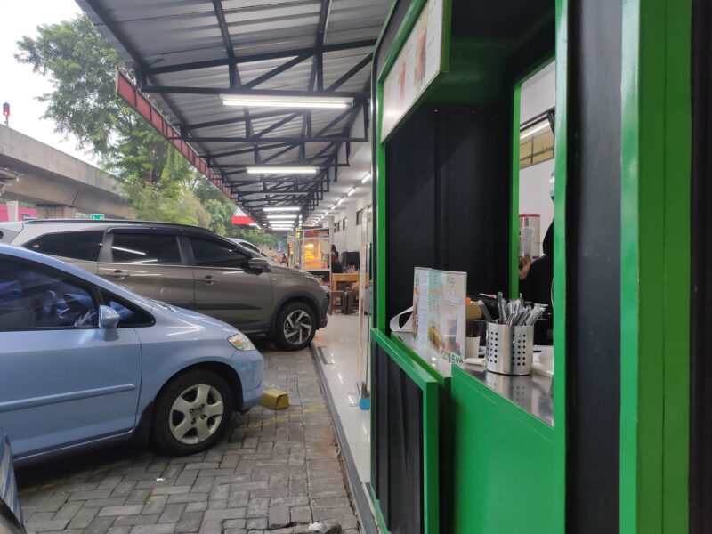 Karyawati both (tenan) Pulomas Jakarta Timur diduga ditipu oknum anggota Damkar (foto: Abdul Kholilulloh).