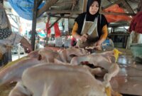 Pedagang ayam potong di Pasar Baru Cikarang (foto: Abdul Kholilulloh)