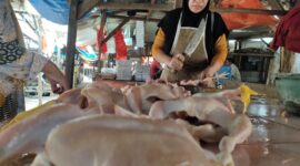 Pedagang ayam potong di Pasar Baru Cikarang (foto: Abdul Kholilulloh)