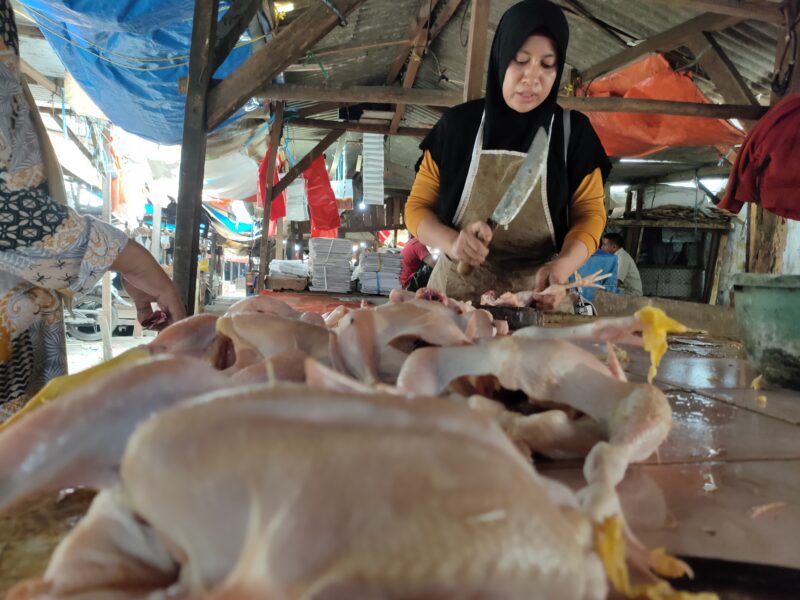 Pedagang ayam potong di Pasar Baru Cikarang (foto: Abdul Kholilulloh)
