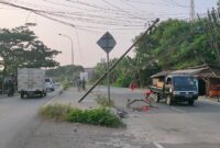 Tiang Telkom di Jalan Inspeksi Kalimalang depan PT Raja Paksi Sukadanau, Kecamatan Cikarang Baru, Kabupaten Bekasi nyaris ambruk (foto: Abdul Kholilulloh).