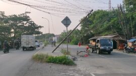 Tiang Telkom di Jalan Inspeksi Kalimalang depan PT Raja Paksi Sukadanau, Kecamatan Cikarang Baru, Kabupaten Bekasi nyaris ambruk (foto: Abdul Kholilulloh).