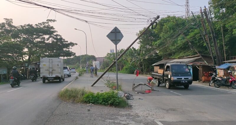 Tiang Telkom di Jalan Inspeksi Kalimalang depan PT Raja Paksi Sukadanau, Kecamatan Cikarang Baru, Kabupaten Bekasi nyaris ambruk (foto: Abdul Kholilulloh).