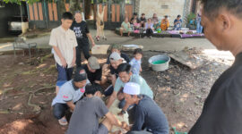 Pokja Wartawan melakukan penyembelihan hewan kurban di Rumah Suryo Daryono, Jalan kebun Kelapa, RT03/RW07, Desa Tambun, Kecamatan Tambun Selatan, (foto: Abdul Kholilulloh) 