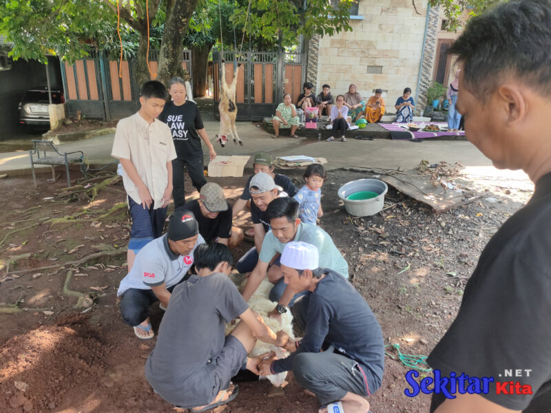 Pokja Wartawan melakukan penyembelihan hewan kurban di Rumah Suryo Daryono, Jalan kebun Kelapa, RT03/RW07, Desa Tambun, Kecamatan Tambun Selatan, (foto: Abdul Kholilulloh) 