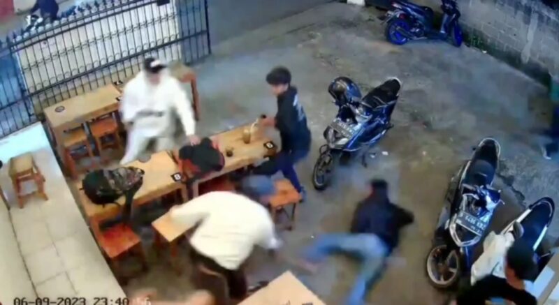 Polisi selidiki kasus OTK melakukan pembacokan terhadap pemuda yang tengah asik ngopi di cafe (foto: @bekasi_24jam)