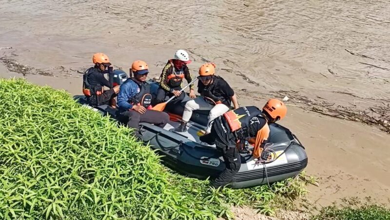 Tim SAR gabungan akhirnya menemukan pemuda berinisial GG (20) yang tenggelam pada kamis (29/6) di Sungai Citarum,