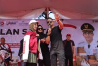 Sonya Fatmala bengong liat emak-emak minta jaket Bupati Bandung Barat, Hengky Kurniawan