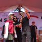 Sonya Fatmala bengong liat emak-emak minta jaket Bupati Bandung Barat, Hengky Kurniawan 