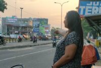Warga menunjukan aksi dua kelompok pelajar terlibat tawuran di jalan Hasanudin, Metland Tambun, Kecamatan Tambun Selatan, Kabupaten Bekasi (foto Abdul Kholilulloh).