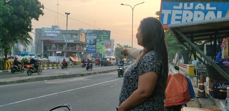 Warga menunjukan aksi dua kelompok pelajar terlibat tawuran di jalan Hasanudin, Metland Tambun, Kecamatan Tambun Selatan, Kabupaten Bekasi (foto Abdul Kholilulloh).