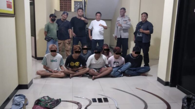 Unit Reskrim Polsek Tambun berhasil menangkap lima pelaku perampokan dan pembacokan dengan modus open BO MiChat.