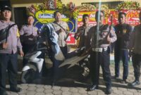 jajaran Polsek Setu Polres Metro Bekasi berhasil mengamankan terduga pelaku begal dan barang bukti celurit (foto: dok Polsek Setu)