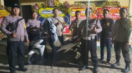 jajaran Polsek Setu Polres Metro Bekasi berhasil mengamankan terduga pelaku begal dan barang bukti celurit (foto: dok Polsek Setu)