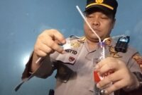 Kapolsek Setu, AKP Abdul Rasyid menunjukkan sabu-sabu dan alat hisap (bong) usai menggerebek di salah satu kontrakan di Kampung Cijengkol, Minggu (16/07). (Foto: Abdul Kholilulloh)