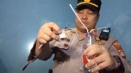 Kapolsek Setu, AKP Abdul Rasyid menunjukkan sabu-sabu dan alat hisap (bong) usai menggerebek di salah satu kontrakan di Kampung Cijengkol, Minggu (16/07). (Foto: Abdul Kholilulloh)
