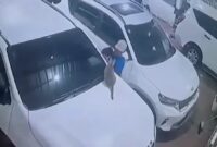 Maling spion mobil terekam kamera CCTV di Bekasi (foto: @infopondok_gede)