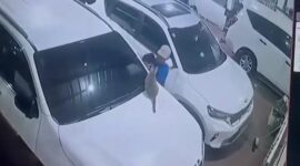 Maling spion mobil terekam kamera CCTV di Bekasi (foto: @infopondok_gede)