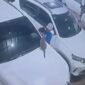 Maling spion mobil terekam kamera CCTV di Bekasi (foto: @infopondok_gede)