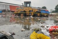 Alat berat buldoser yang melindas kuli panggul di pasar induk Cibitung diamankan petugas (foto: Abdul Kholilulloh)