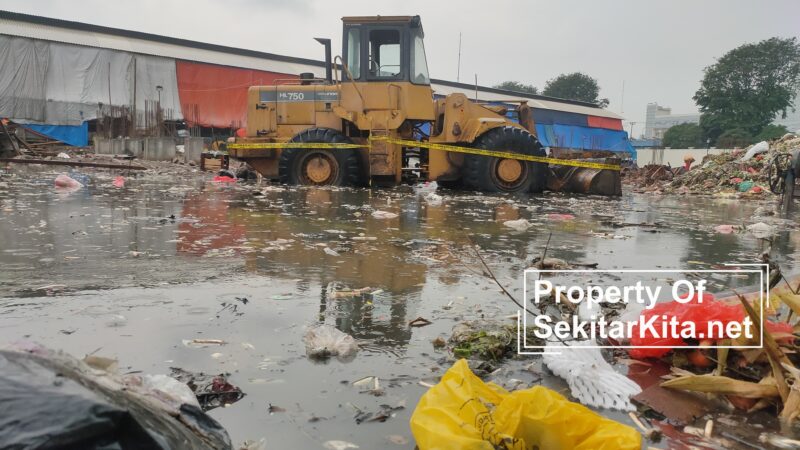 Alat berat buldoser yang melindas kuli panggul di pasar induk Cibitung diamankan petugas (foto: Abdul Kholilulloh)