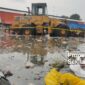 Alat berat buldoser yang melindas kuli panggul di pasar induk Cibitung diamankan petugas (foto: Abdul Kholilulloh)