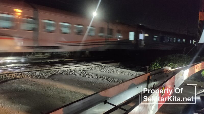 Perlintasan kereta api jalan Baru Kompas, Tambun, Kecamatan Tambun Selatan, Kabupaten Bekasi kembali memakan korban jiwa (foto: Abdul Kholilulloh)