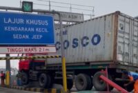 Sebuah truk kontainer menghantam trotoar di Gerbang Tol Jatiasih Bekasi (foto tangkapan layar @kabarnegri)