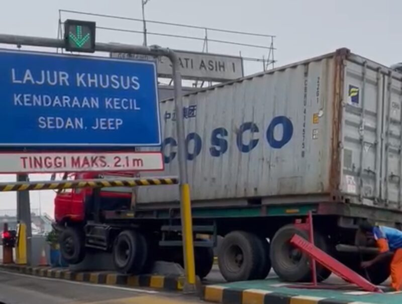 Sebuah truk kontainer menghantam trotoar di Gerbang Tol Jatiasih Bekasi (foto tangkapan layar @kabarnegri)