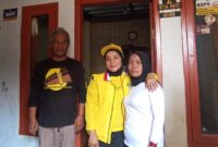 Teh Rita saat menyampaikan bantuan Program Bantuan Stimulan Perumahan Swadaya (BSPS) di Kabupaten Bandung