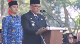 Pj Bupati KBB Arsan Latif saat memimpin upacara Sumpah Pemuda ke-95 (Foto: Prokopim KBB)