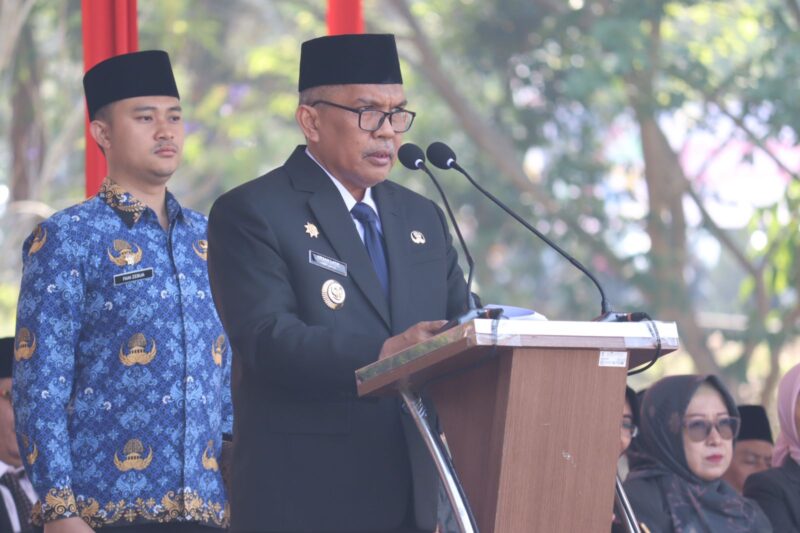 Pj Bupati KBB Arsan Latif saat memimpin upacara Sumpah Pemuda ke-95 (Foto: Prokopim KBB)