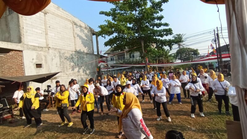 Teh Rita Ace Hasan Syadzily panggilan akrabnya ini mengemas dengan gebyar senam Kang Haji Ace di Kampung Cigebar RT. 0602 Desa Bojongsari Kecamatan Bojongsoang Kabupaten Bandung, Minggu, 29 Oktober 2023.