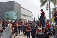 Ratusan massa DPD Gerakan Militansi Perjuangan Indonesia (GMPI) Kabupaten Bekasi kepung di PT Eun Sung. (foto: Abdul Khoolilulloh)