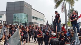 Ratusan massa DPD Gerakan Militansi Perjuangan Indonesia (GMPI) Kabupaten Bekasi kepung di PT Eun Sung. (foto: Abdul Khoolilulloh)